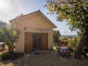 Zdjęcie z galerii obiektu Tasteful holiday home in Marnac with garden w mieście Marnac