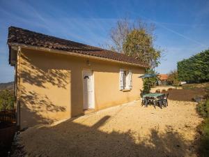 Zdjęcie z galerii obiektu Tasteful holiday home in Marnac with garden w mieście Marnac
