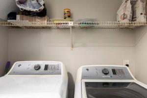 pralnia z pralką i półką w obiekcie Discounted Gorgeous 2 bed/ 2.5 bathroom Townhome w mieście Riverdale