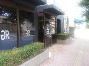 un negozio di fronte a un edificio con porte in vetro di GR Hotel Ginzadori a Kumamoto