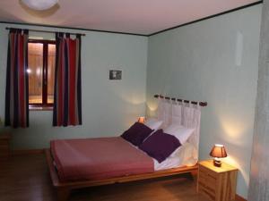 1 dormitorio con cama y ventana en Gîte Brixey-aux-Chanoines, 4 pièces, 7 personnes - FR-1-585-10, 