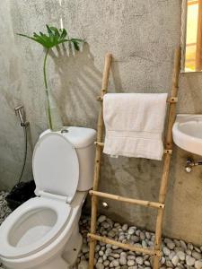 y baño con aseo y lavamanos. en Casita Lodge Kubo, en San Juan