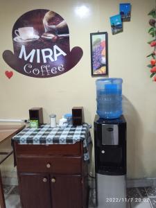 a milka coffee machine sitting next to a microwave at Hotel Residencial Miraflores in Loja