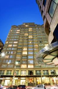 un edificio alto con coches estacionados frente a él en Fantastic location - apartment in Sydney CBD BON02617, en Sídney