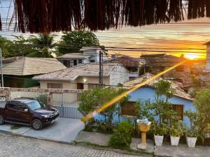 a black car parked in front of a house at Pousada Kawaii in Arraial d'Ajuda