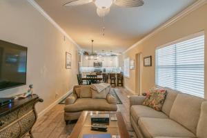 Una sala de estar con un sofá y un televisor. en Entire Villa - Sleeps 16 Heated Pool East of A1A, en Cocoa Beach