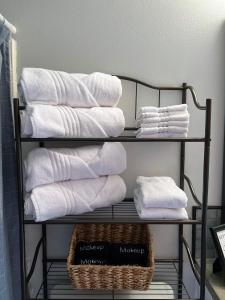 - une rangée de serviettes sur un portant dans la salle de bains dans l'établissement Ohop Lake Escape, à Eatonville