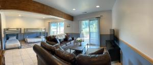 ein Wohnzimmer mit einem Sofa und einem Tisch in der Unterkunft Ohop Lake Escape in Eatonville