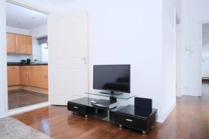 Televisyen dan/atau pusat hiburan di The Lodge - Newly Refurbished Suite with Dedicated Office Space