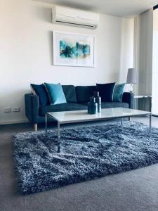 sala de estar con sofá y mesa de centro en Stunning Apartment in Neutral Bay GRO17401, en Sídney