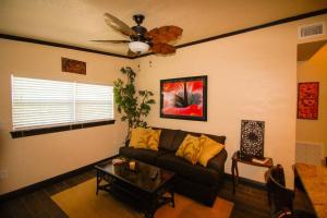 Istumisnurk majutusasutuses Tahitian Cottage - Heated Pool Walk to the Beach