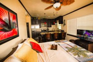 Cucina o angolo cottura di Tahitian Cottage - Heated Pool Walk to the Beach