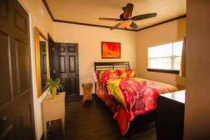 Letto o letti in una camera di Tahitian Cottage - Heated Pool Walk to the Beach