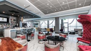 a restaurant with tables and chairs and a bar at Hyatt Place Toronto-Brampton in Brampton
