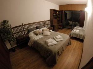 ラス・ナバス・デル・マルケスにあるCasa Rural Mauriのベッドルーム1室(大型ベッド1台、タオル付)