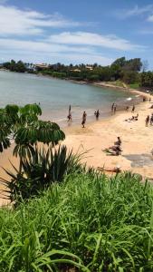 een groep mensen die op een strand spelen bij Hostel da Floresta in Vitória