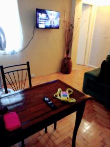 sala de estar con mesa de centro y TV en Buenos Aires Tango Apartment-Boedo-San Telmo-Abasto-Obelisco-San Cristobal en Buenos Aires