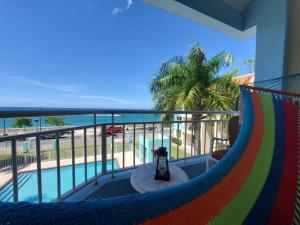 阿瓜迪亚Summer all year! Oceanfront with Pool A/C的阳台设有吊床,享有海景。