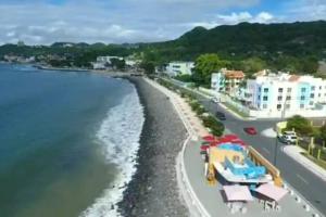 阿瓜迪亚Summer all year! Oceanfront with Pool A/C的享有海滩、建筑和水景