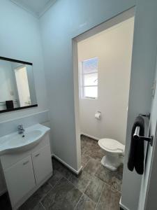 łazienka z białą umywalką i toaletą w obiekcie Bings Motel w mieście Blenheim