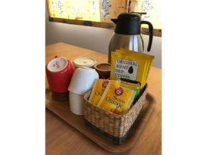 una cesta de café y otros artículos sobre una mesa en Farm Inn Torch A - Vacation STAY 92716v, en Tsurui