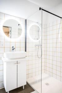 蘇亞克的住宿－LA BICICLETA RAVITO，白色的浴室设有水槽和淋浴。
