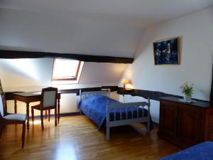 Schlafzimmer mit einem Bett, einem Schreibtisch und einem Tisch in der Unterkunft Gîte Diou, 4 pièces, 7 personnes - FR-1-489-12 in Diou