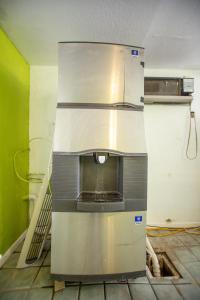 a kitchen with an oven in a room at Marifah Inn Sweetwater in Sweetwater