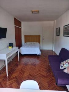 sala de estar con cama y sofá en Hermoso y luminoso depto en Recoleta. en Buenos Aires