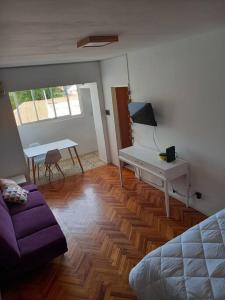 Habitación con cama, escritorio y sofá. en Hermoso y luminoso depto en Recoleta. en Buenos Aires