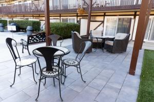 een groep stoelen en tafels op een patio bij Pea Soup Andersen's Inn in Buellton