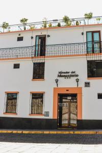 un edificio blanco con un cartel en la parte delantera en Mirador del Monasterio, en Arequipa