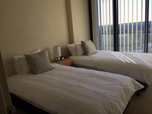 Katil atau katil-katil dalam bilik di Large elevated apartment St Leonards