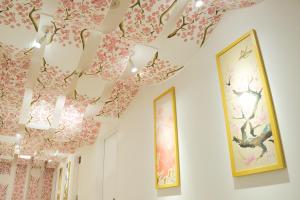 une chambre avec des fleurs roses au plafond dans l'établissement Shibuya Hotel En, à Tokyo