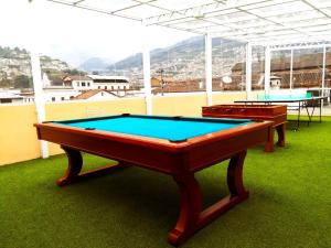 dos mesas de ping pong en la azotea en Hostal History, en Quito