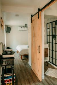 Habitación con una puerta que conduce a un dormitorio en Triple Nickel Pines Cabins, en Grants Pass