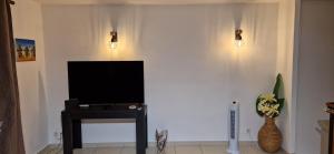 TV o dispositivi per l'intrattenimento presso Le Lis Vacances et Affaire Cosy vue Mer