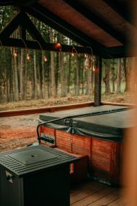 cocina al aire libre con tienda y fogones en Triple Nickel Pines Cabins, en Grants Pass