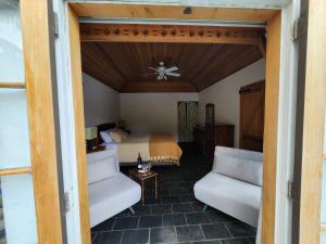 The Bridge House with private pool and jetty的休息区