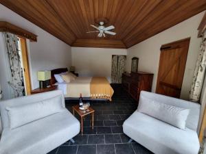 The Bridge House with private pool and jetty的休息区