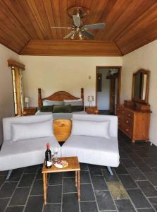 The Bridge House with private pool and jetty的休息区