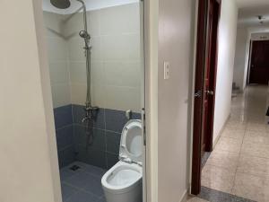 - une salle de bains avec toilettes dans une cabine dans l'établissement Ky Phu, à Thuan An