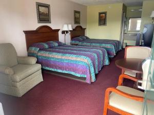 A bed or beds in a room at Sylvester Inn