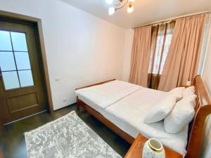 A bed or beds in a room at Комфортные двухкомнатные апартаменты в центре города Самал 2