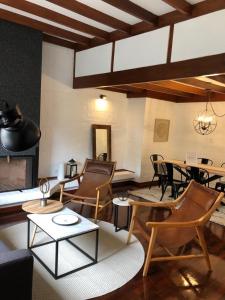 Vistamar Duplex في ليما: غرفة معيشة مع طاولات وكراسي ومدفأة