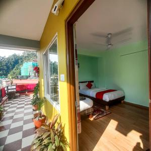una camera da letto con un letto e un balcone di Hotel Elite Pokhara a Pokhara Altre 37 foto