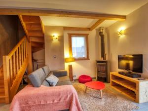 a living room with a couch and a tv at Appartement Samoëns, 3 pièces, 4 personnes - FR-1-642-77 in Samoëns