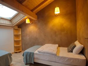 Łóżko lub łóżka w pokoju w obiekcie Duplex 2 chambres avec grande terrasse, animaux acceptés, à Samoëns - FR-1-642-77