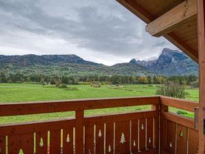 widok z werandy domku z górami w tle w obiekcie Duplex 2 chambres avec grande terrasse, animaux acceptés, à Samoëns - FR-1-642-77 w mieście Samoëns