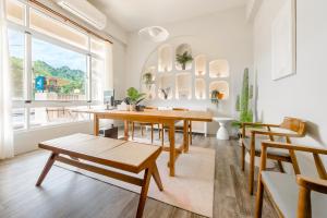 uma sala de jantar com uma mesa e cadeiras e uma janela em H& Yu Krung Style Inn em Taitung City